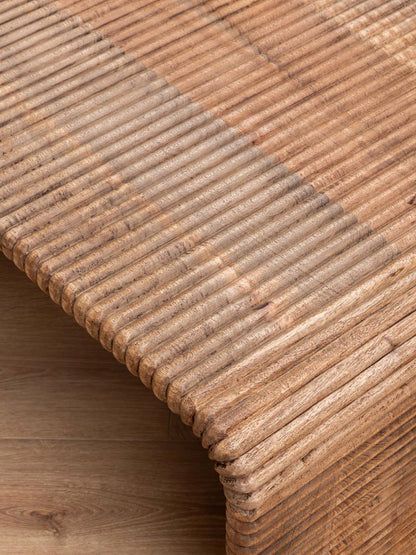 Détail cannelures manguier massif bois moyen table Arcana — Bōme