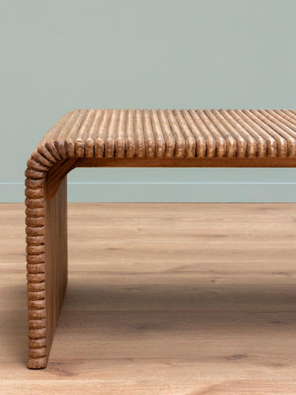 Détail cannelures manguier massif bois moyen table Arcana — Bōme