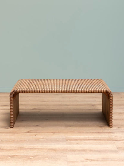 Table basse cannelée manguier bois moyen Arcana vue de face — Bōme