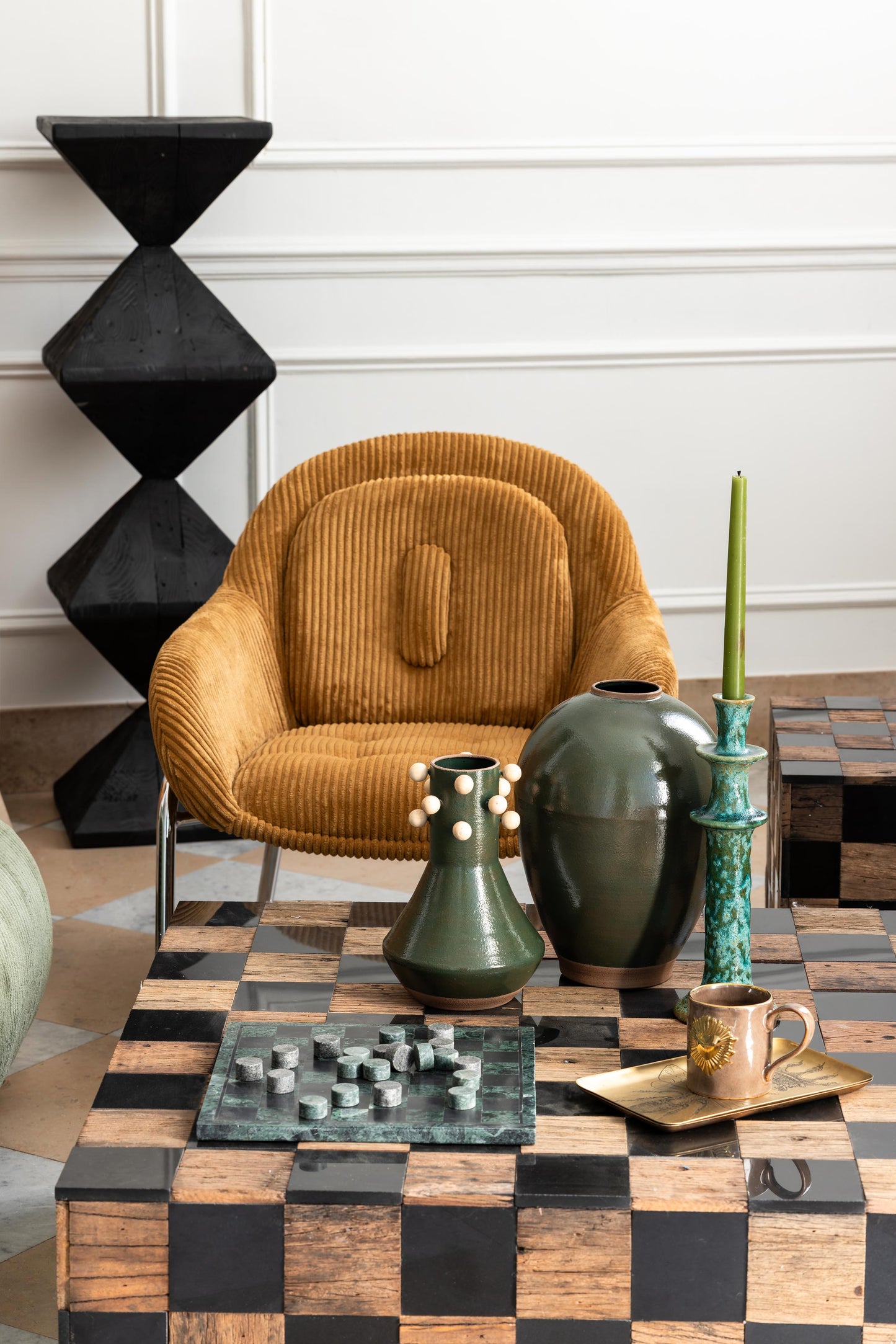 Table basse Kadrie damier dans un salon design contemporain — Bōme