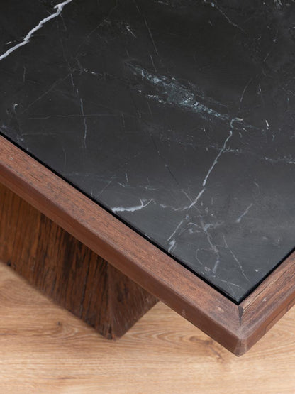 Détail veines marbre noir gris plateau table basse Canyon — Bōme
