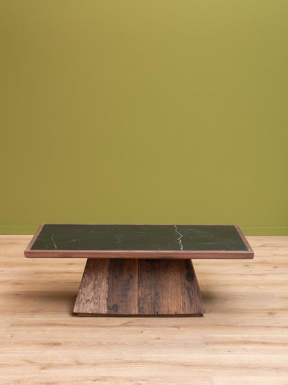 Table basse plateau marbre noir socle bois Canyon vue de face — Bōme