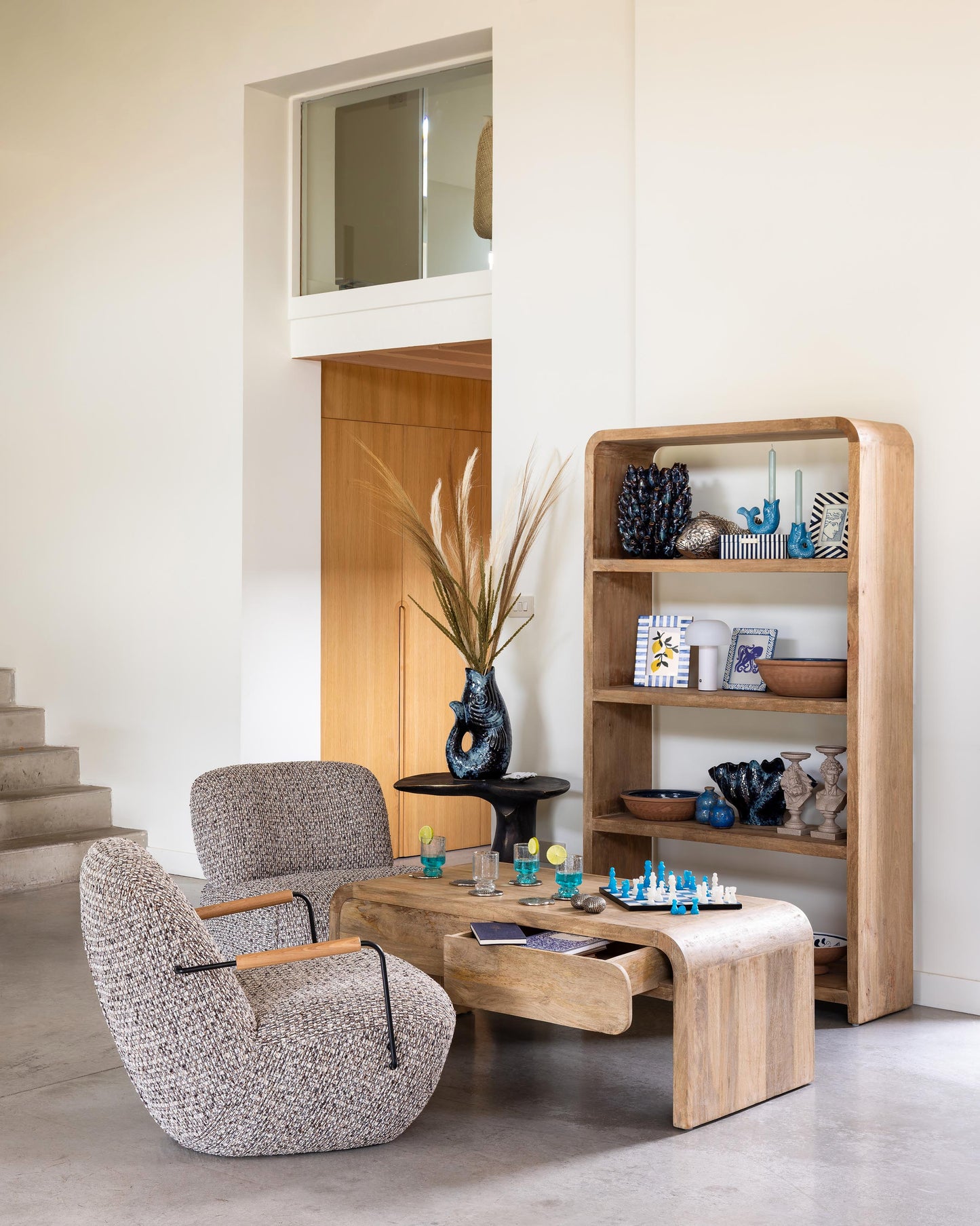 Meuble TV Losail manguier dans un salon contemporain — Bōme