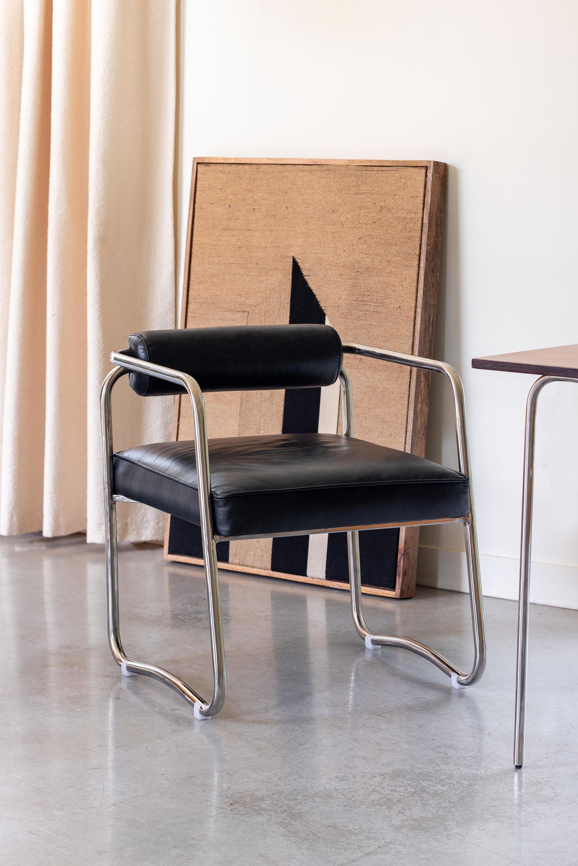 Petit fauteuil Tubica dans un coin salon contemporain — Bōme