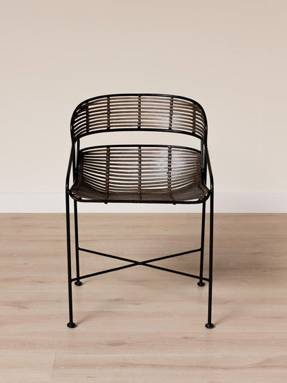 Chaise rotin accoudoirs fer noir Zeyra vue de face — Bōme