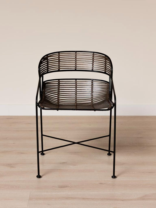 Chaise rotin accoudoirs fer noir Zeyra vue de face — Bōme