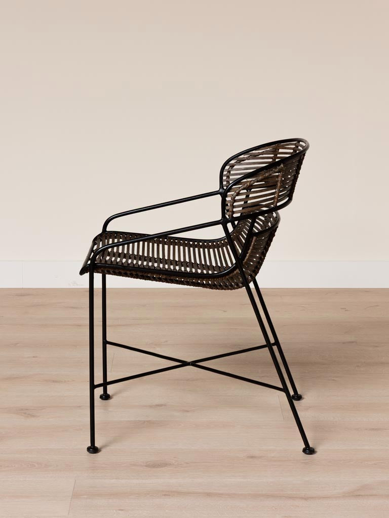 Chaise rotin Zeyra profil accoudoirs fer noir — Bōme