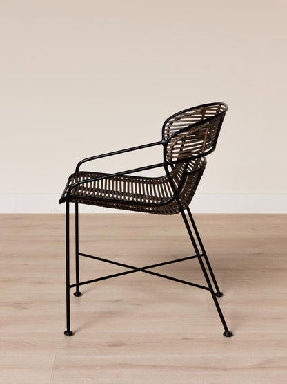 Chaise rotin Zeyra profil accoudoirs fer noir — Bōme