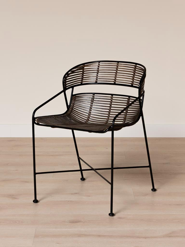 Chaise rotin accoudoirs fer noir Zeyra vue de face — Bōme