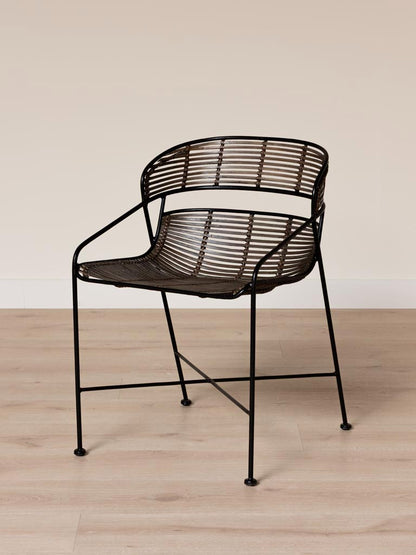 Chaise rotin accoudoirs fer noir Zeyra vue de face — Bōme
