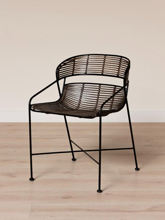 Chaise rotin accoudoirs fer noir Zeyra vue de face — Bōme
