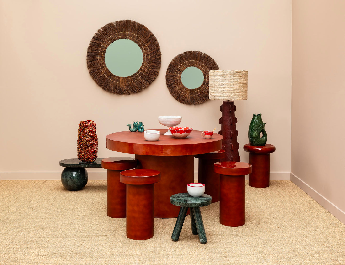 Table Grenade ronde bordeaux dans un salon contemporain — Bōme