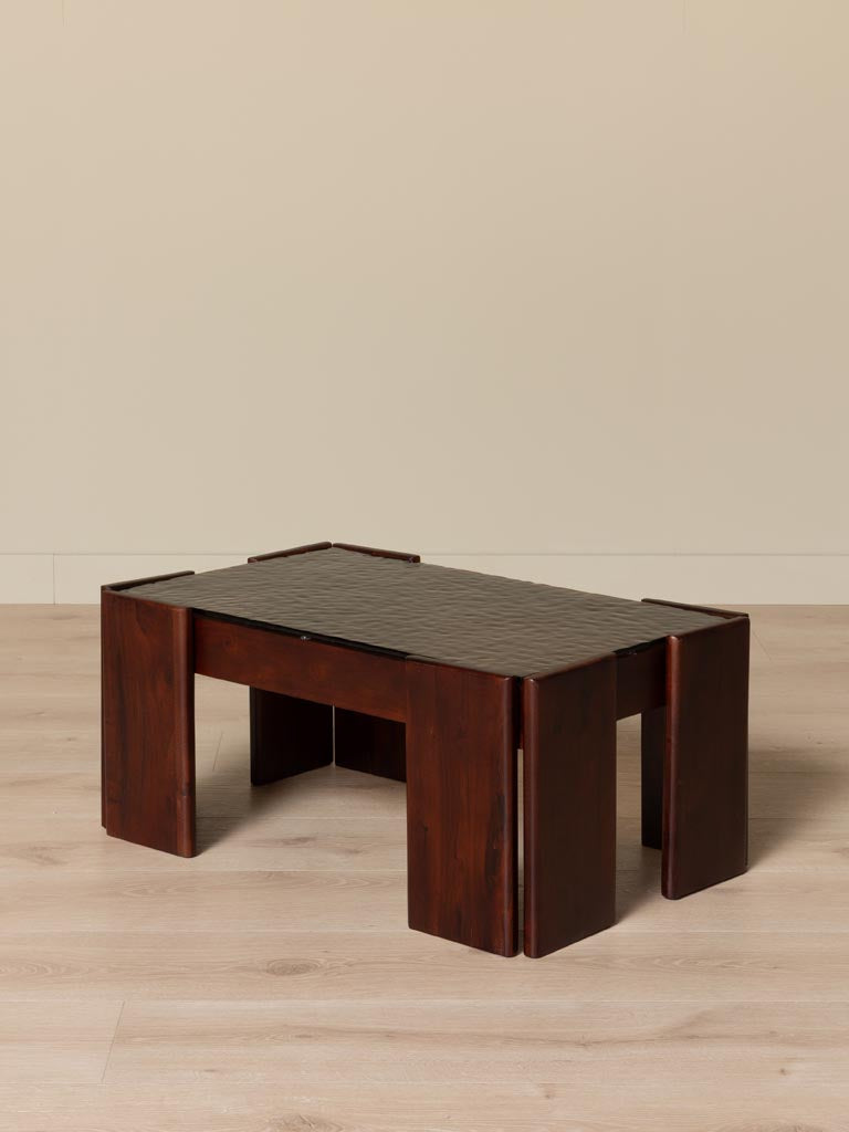 Table basse acacia marron verre texturé Templo angle 3/4 — Bōme