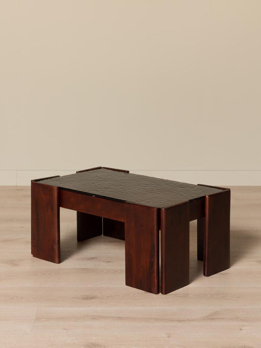 Table basse acacia marron verre texturé Templo angle 3/4 — Bōme